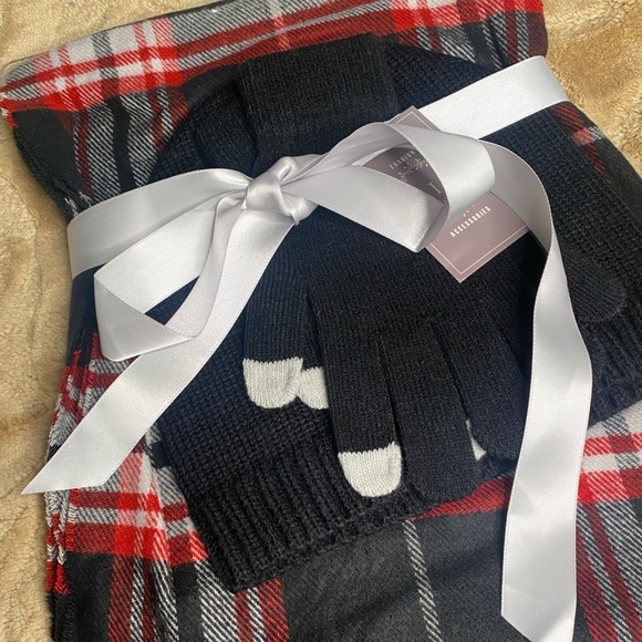 Francesca’s Scarf Beanie & Glove Gift Set Screen Compatible Christmas Gift - Picture 8 of 14